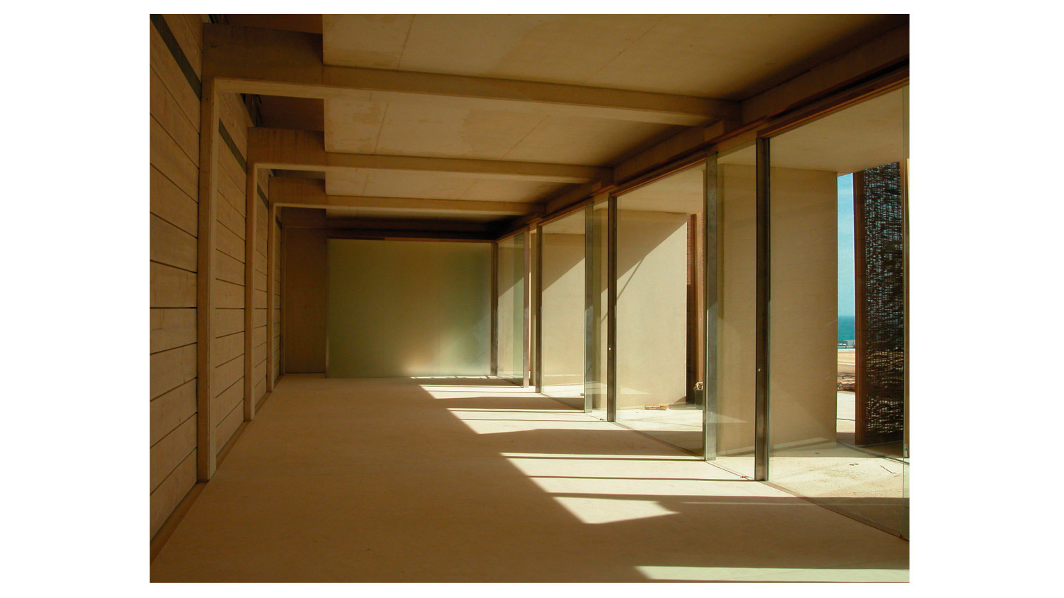 La salle d’exposition et le bar du Parc de la Ereta